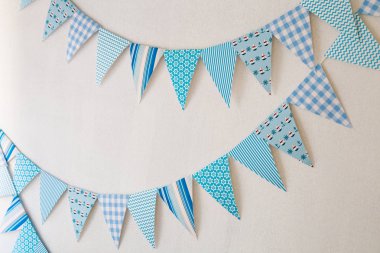 Beyaz duvar renkli karikatür bayrak tarafından çocuklar için dekore edilmiştir.