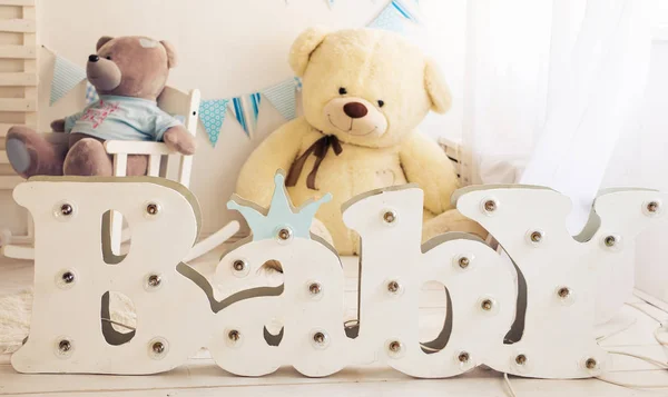 Kız ve erkek çocuklar için ideal bir oyuncak ayı ve mavi süslemeleri tasarlanmış beyaz yatak odası — Stok fotoğraf