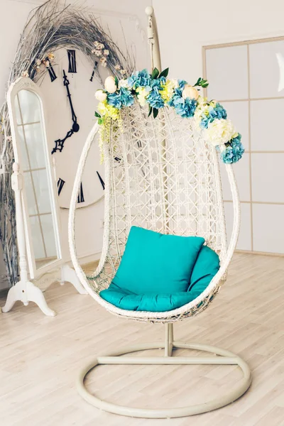 Cadeira redonda e conforto em belo interior — Fotografia de Stock