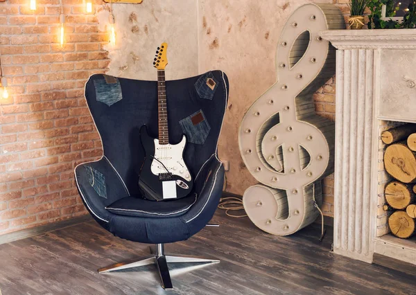 Ηλεκτρική κιθάρα σε μια καρέκλα — Φωτογραφία Αρχείου