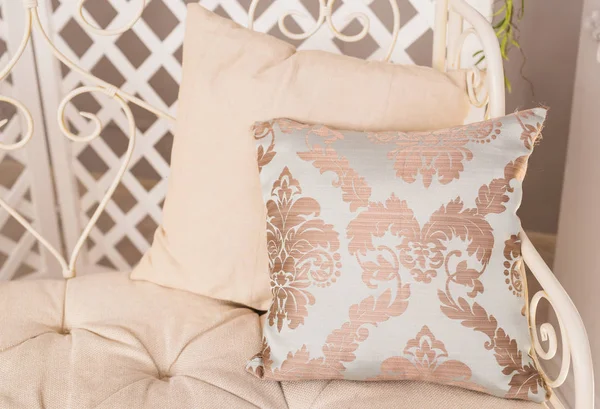 Elegante sillón blanco o sofá con almohadas . —  Fotos de Stock