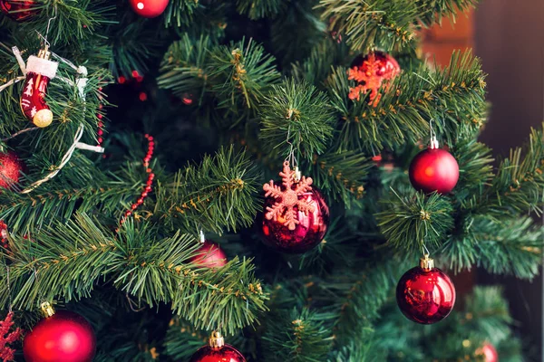 Natal tradicional ou árvore decorada ano novo com um brinquedo floco de neve — Fotografia de Stock