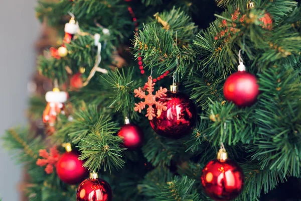 Traditionele kerst of Nieuwjaar ingericht boom met een sneeuwvlok-speelgoed — Stockfoto