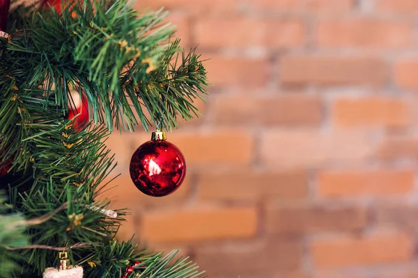 Close-up van rode kerstballen opknoping van een versierde kerstboom. — Stockfoto