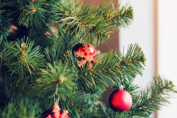 Traditionell jul eller nyår dekorerade träd med en snöflinga leksak — Stockfoto