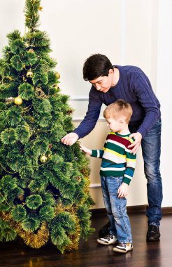 Baba ve oğul Noel ağacı süsleme