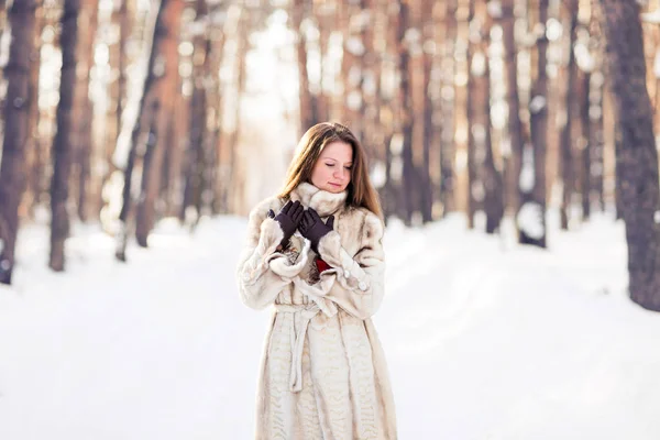 Téli bundát visel, a gyönyörű fiatal nő portréja. Hó téli beauty fashion koncepció. — Stock Fotó
