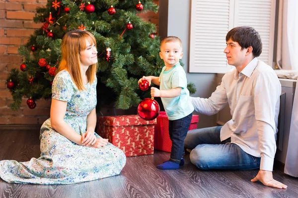 Retrato de la familia de Navidad en casa Sala de estar de vacaciones, Casa Decoración por árbol de Navidad — Foto de Stock