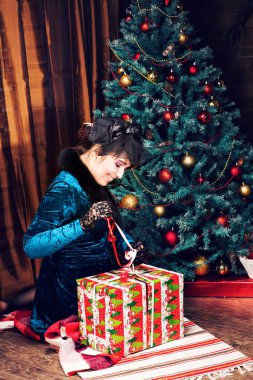 Mutlu kız Noel hediyesi kutusunu açma