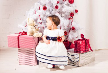 mutlu bebek çocuk kız yakınındaki bir Noel ağacı