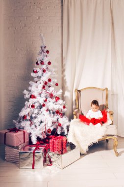 mutlu bebek çocuk kız yakınındaki bir Noel ağacı