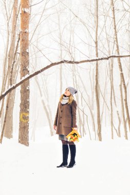 Çekici genç kız kış açık