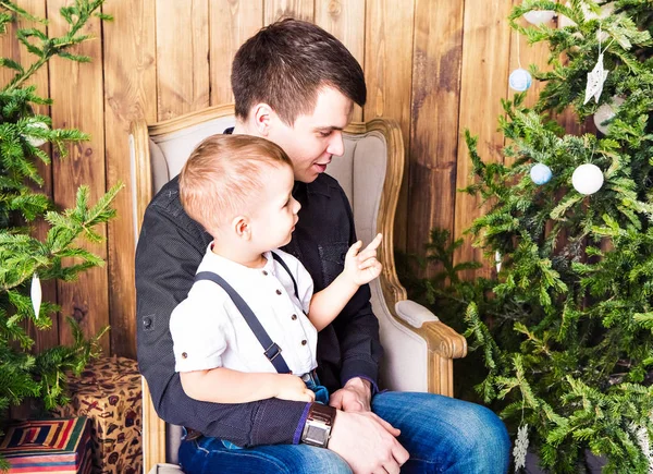 Pai e filho no fundo interior do Natal — Fotografia de Stock