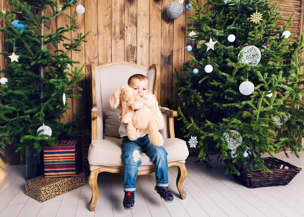Menino feliz brincando perto da árvore de Natal — Fotografia de Stock