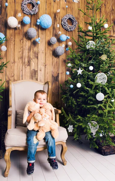 Gelukkig jongetje spelen in de buurt van de kerstboom — Stockfoto