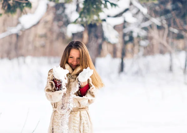 Зимний портрет молодой красивой женщины в шубе. Концепция моды на снежную зиму . — стоковое фото