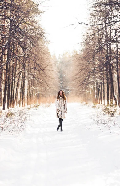 Rapariga a andar na neve. Inverno, frio e conceito de pessoas — Fotografia de Stock