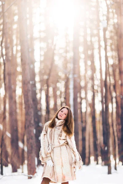 Ragazza che cammina nella neve. Inverno, freddo e concetto di persone — Foto Stock