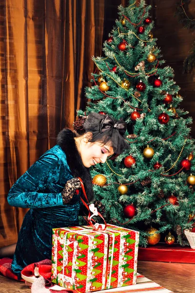 Szczęśliwa dziewczyna otwarcie Boże Narodzenie obecny pole — Zdjęcie stockowe