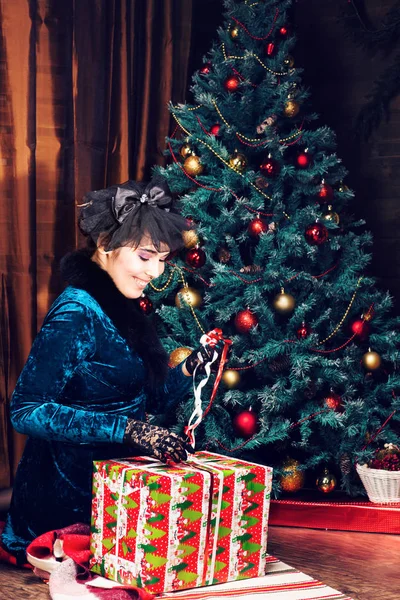 Glückliches Mädchen öffnet Weihnachtsgeschenkbox — Stockfoto