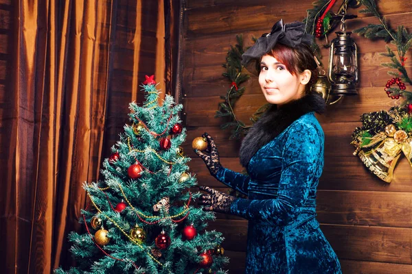 Κορίτσι στολίζουν το χριστουγεννιάτικο δέντρο. Διακοπές, γιορτή και Χριστούγεννα έννοια — Φωτογραφία Αρχείου