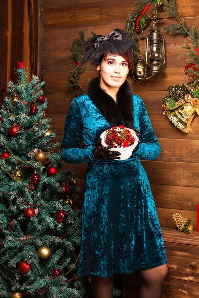 Noel ağacı yakınındaki güzel kadın portresi. — Stok fotoğraf