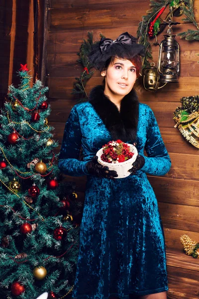 Πορτρέτο του όμορφη γυναίκα κοντά στο χριστουγεννιάτικο δέντρο. — Φωτογραφία Αρχείου