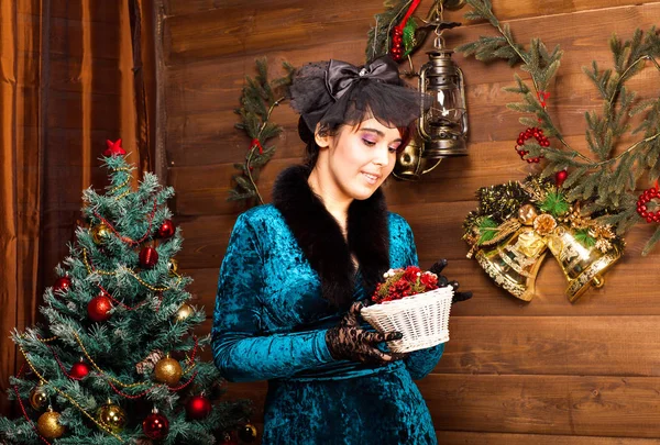 Πορτρέτο του όμορφη γυναίκα κοντά στο χριστουγεννιάτικο δέντρο. — Φωτογραφία Αρχείου