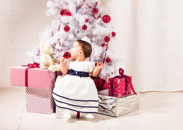 mutlu bebek çocuk kız yakınındaki bir Noel ağacı