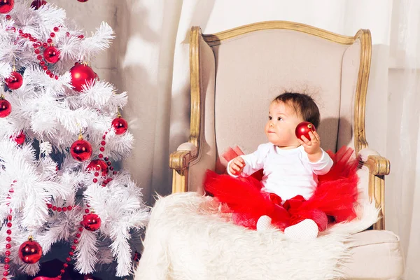 Menina bebê feliz perto de uma árvore de Natal — Fotografia de Stock