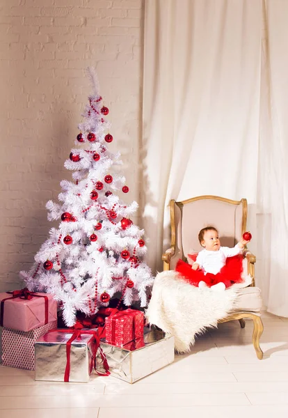 Menina bebê feliz perto de uma árvore de Natal — Fotografia de Stock