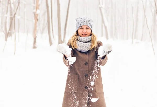 Nő a téli parkban — Stock Fotó