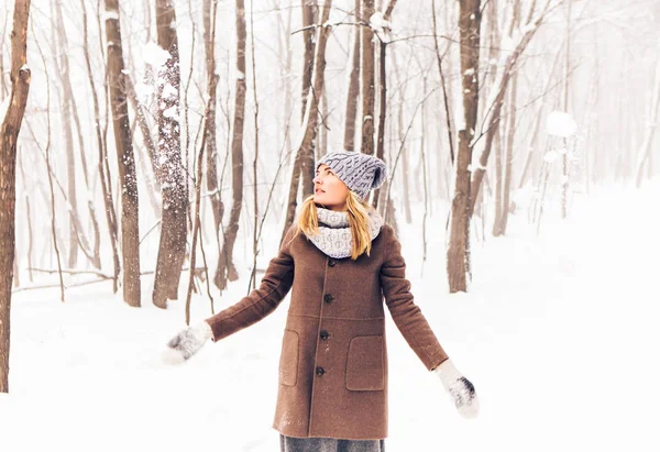 Attrayant jeune fille en hiver en plein air — Photo