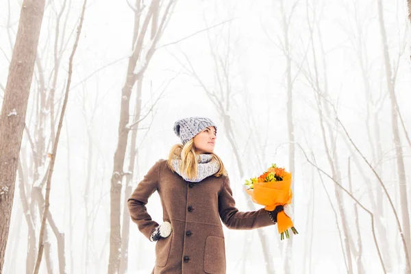 Attrayant jeune fille en hiver en plein air — Photo