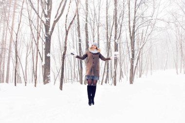 güzel kış kadın kar ile oynama