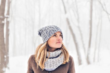 Kışın açık çekici genç kadın. Kar ve soğuk