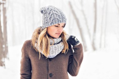 Kışın açık çekici genç kadın. Kar ve soğuk