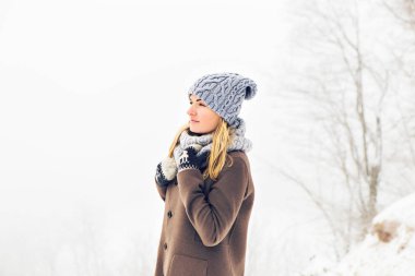 Kışın açık çekici genç kadın. Kar ve soğuk