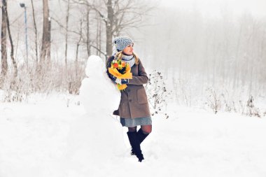 Kış döneminde bir kardan adam yapma kadın