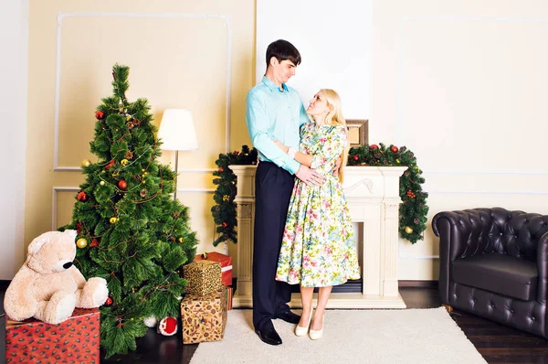 Casal feliz perto de uma árvore de Natal — Fotografia de Stock