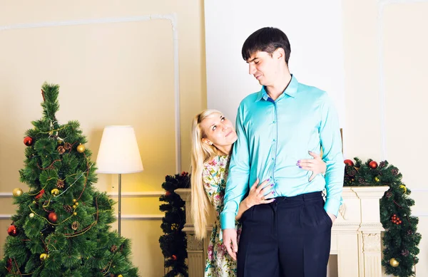 Lyckligt par nära en julgran — Stockfoto