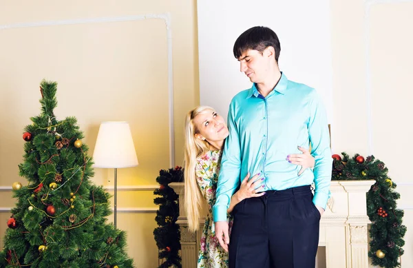 Pareja feliz cerca de un árbol de Navidad — Foto de Stock