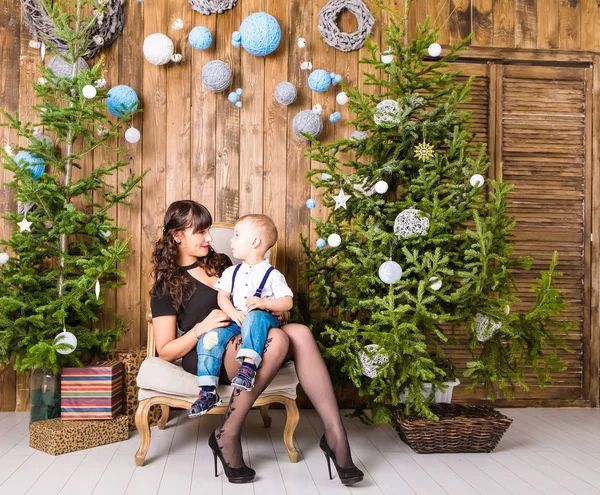 Família, férias e conceito de Natal - mãe e filho perto da árvore de Natal — Fotografia de Stock