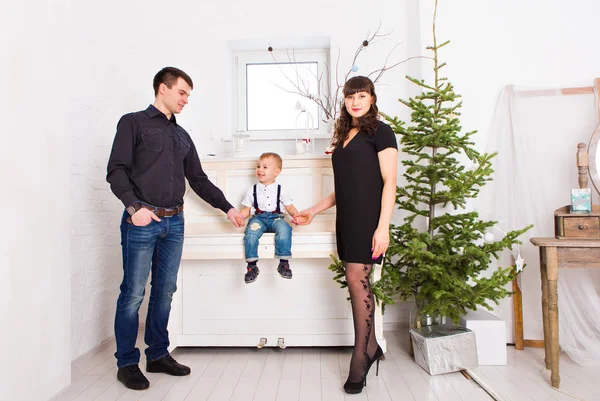 Feliz Árvore de Natal e Família. Pai, Mãe e Filho. Criança gira. Miúdo — Fotografia de Stock