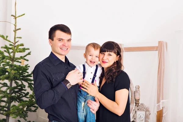 Happy Family en kerstboom. Vader, moeder en zoon. Schattig kind. Kid — Stockfoto
