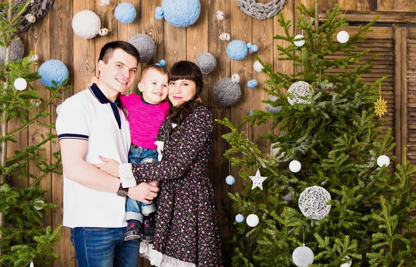 Happy Family en kerstboom. Vader, moeder en zoon. Schattig kind. Kid — Stockfoto
