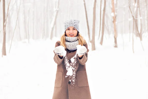 Vackra vinter kvinna leker med snö — Stockfoto