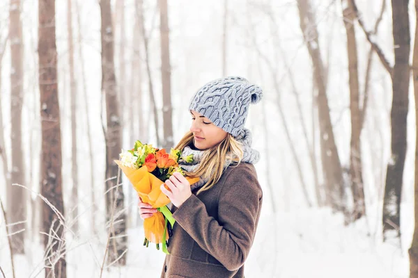 Ελκυστική νεαρή γυναίκα στο wintertime εξωτερική. Χιόνι και το κρύο — Φωτογραφία Αρχείου