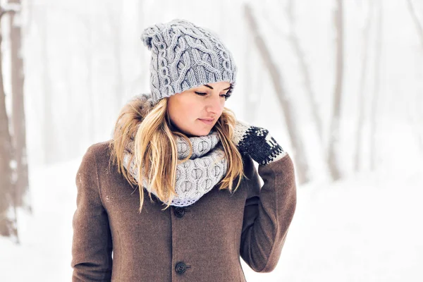 冬の屋外の魅力的な若い女性。雪と寒さ — ストック写真