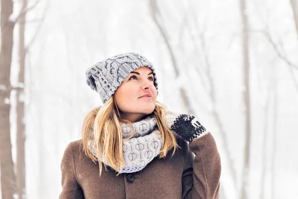 Привлекательная молодая женщина зимой на открытом воздухе. Снег и холод — стоковое фото